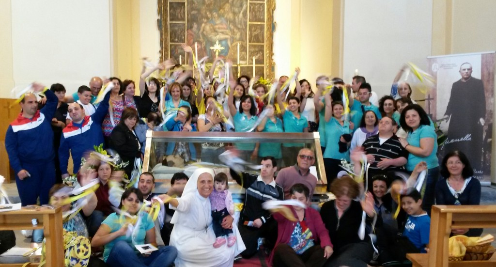 Amico e Amica che ci leggi, siamo i giovani dell'Associazione Mani Guanelliane di Provvidenza. Operiamo per prestare il nostro cuore, la nostra intelligenza e le nostre mani a don Guanella.